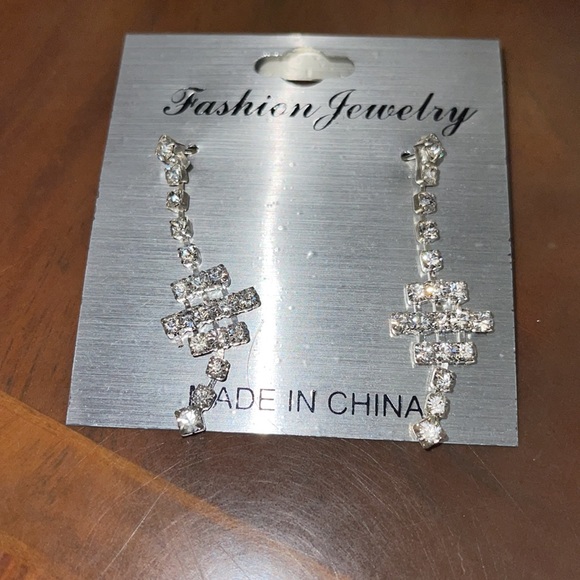 Fashion Jewelry Rhinestone stud hanging design NWT - Picture 2 of 3